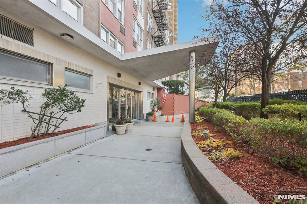 2160 Center Avenue 5N