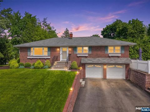 Photo of 2 Hillview Place, Ramsey, NJ 07446 (MLS # 26027317)