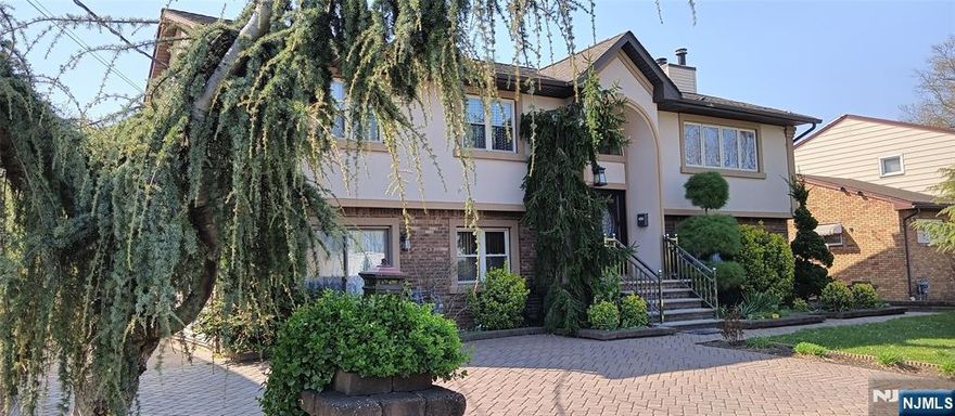 Beautiful 1st floor rental unit with modern kitchen, living room, 2 bedrooms, full bath, plenty of closets, lightgray wood floor throughtout, central air. Newer appliances in the kitchen - gas stove, microwave, dishwasher, refrigerator. Bedroom #1 has 2 closets, bedrooms #2 has 1 big closet. The unit has separate entrance on the side of the house. The lokation is ideal for NYC commuters with walking distance to public transportation. Very close to Westfield mall. The house is located on dead end street with plenty of parking. Separate utilities.