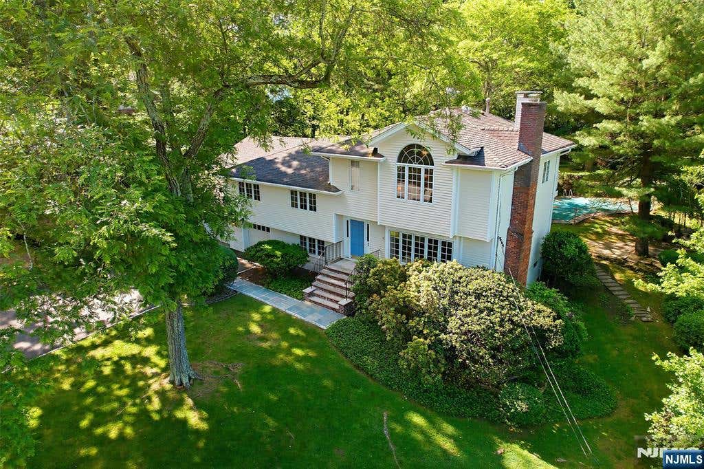 Photo of 1 Winding Way, North Caldwell, NJ 07006 (MLS # 26018049)