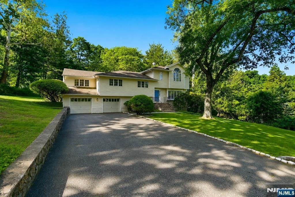 Photo of 1 Winding Way, North Caldwell, NJ 07006 (MLS # 26018049)