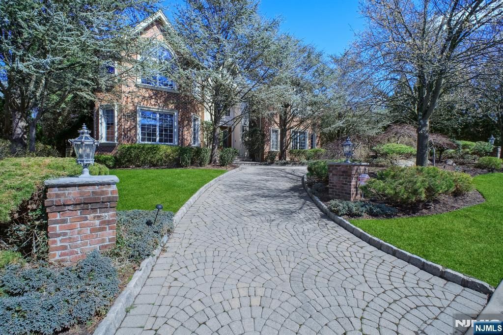 Photo of 8 Willow Drive, Englewood Cliffs, NJ 07632 (MLS # 26012262)