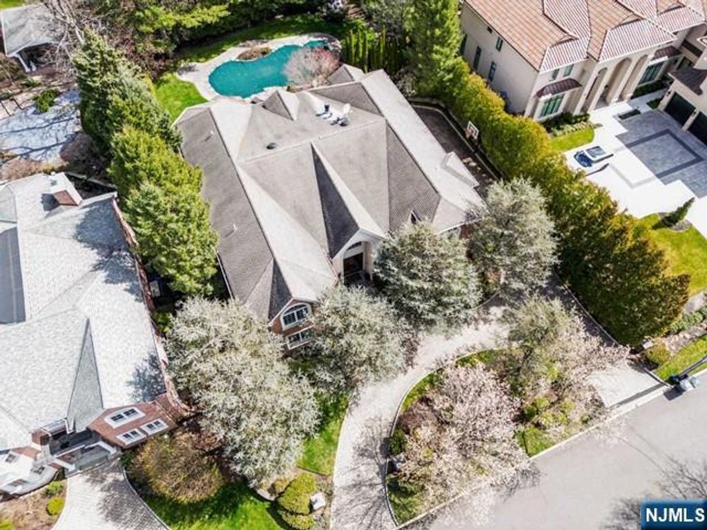 Photo of 8 Willow Drive, Englewood Cliffs, NJ 07632 (MLS # 26012262)