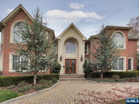 Photo of 8 Willow Drive, Englewood Cliffs, NJ 07632 (MLS # 26012262)