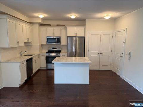 Photo of 307 Gorge Rd #402, Cliffside Park, NJ 07010 (MLS # 26003698)