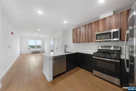 Photo of 768 Bergen St #5D, Newark, NJ 07108 (MLS # 25038542) Photo of 768 Bergen St #5D, Newark, NJ 07108 (MLS # 25038542)
