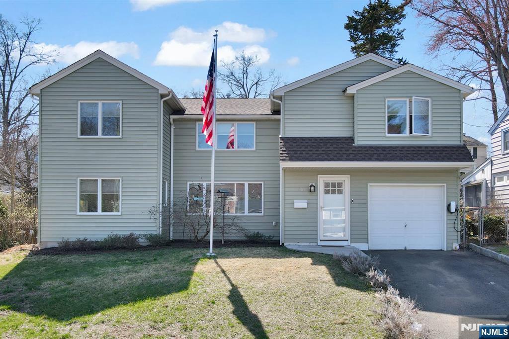 30 Campbell Street, Waldwick, New Jersey - 5 Bedrooms  
3 Bathrooms  
9 Rooms - 