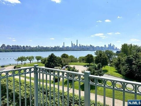 Photo of 333 The Promenade, Edgewater, NJ 07020 (MLS # 26033780)