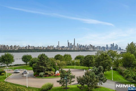 Photo of 333 The Promenade, Edgewater, NJ 07020 (MLS # 26033780)