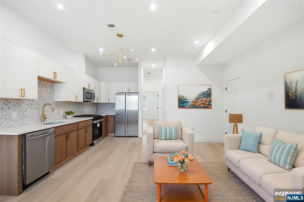 643 S 10th Street