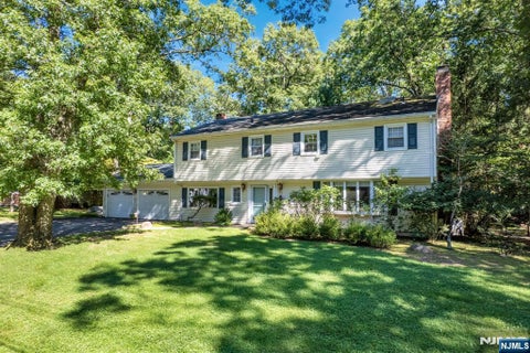 Photo of 11 Dogwood Court, Mahwah, NJ 07430 (MLS # 26035902)