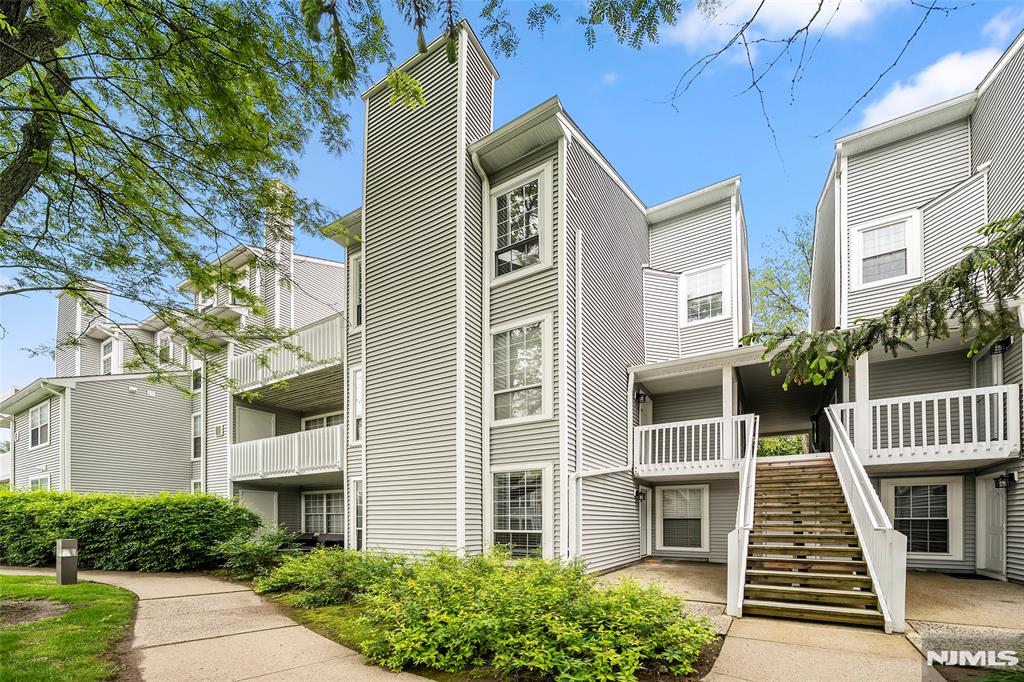 32 Mallard Court, Englewood, New Jersey - 1 Bedrooms  
1 Bathrooms - 