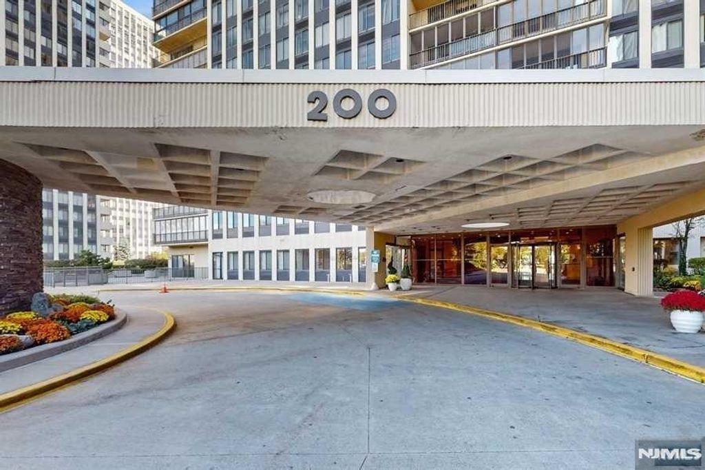 Photo of 200 Winston Drive #418, Cliffside Park, NJ 07010 (MLS # 24035024)