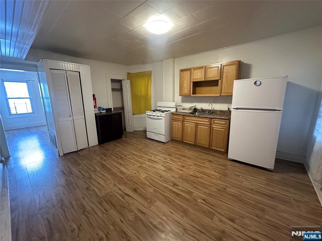 Rental Property at 256 N 4th St 2, Paterson, New Jersey - Bedrooms: 2 
Bathrooms: 1 
Rooms: 4  - $1,800 MO.