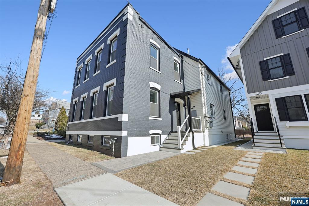 Rental Property at 135 Forest St 2R, Montclair, New Jersey - Bedrooms: 1 
Bathrooms: 1 
Rooms: 3  - $2,550 MO.