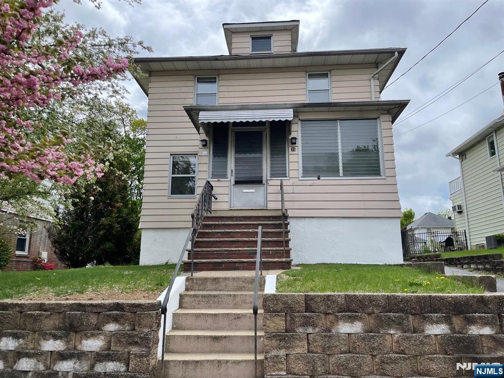 Rental Property at 35 Thiem Ave, Rochelle Park, New Jersey - Bedrooms: 3 
Bathrooms: 2 
Rooms: 8  - $3,700 MO.