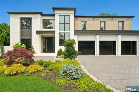 Photo of 24 Carol Drive, Englewood Cliffs, NJ 07632 (MLS # 26025370)