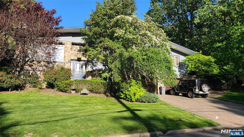 Property for Sale at 559 Nordhoff Drive, Leonia, New Jersey - Bedrooms: 4 
Bathrooms: 3 
Rooms: 10  - $1,240,000