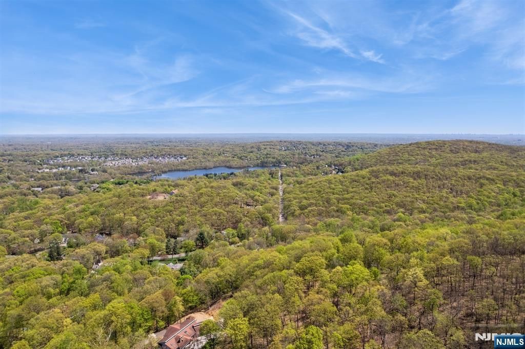 Photo of 912 Cherokee Lane, Franklin Lakes, NJ 07417 (MLS # 26011256)