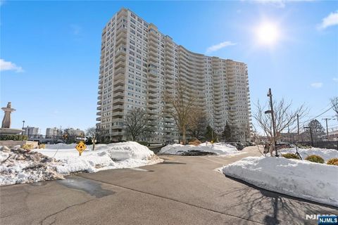 Photo of 2000 Linwood Avenue #6E, Fort Lee, NJ 07024 (MLS # 26006623)