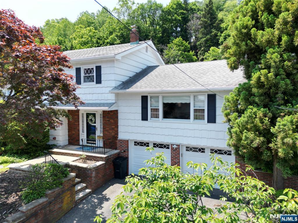 7 Mountainside Terrace, Clifton, New Jersey - 4 Bedrooms  
2 Bathrooms  
6 Rooms - 