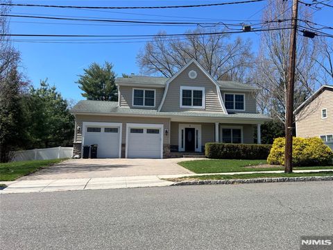 Photo of 1 Lindy Pl, Old Tappan, NJ 07675 (MLS # 26011832)