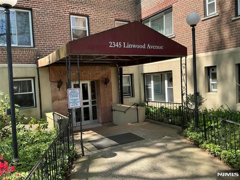 Photo of 2345 Linwood Ave #4H, Fort Lee, NJ 07024 (MLS # 26014670)