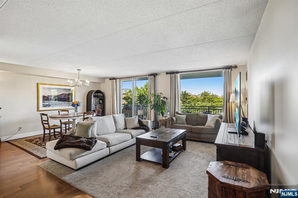 1077 River Road 303