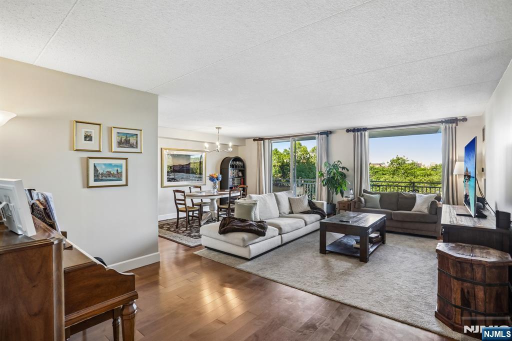 1077 River Road 303