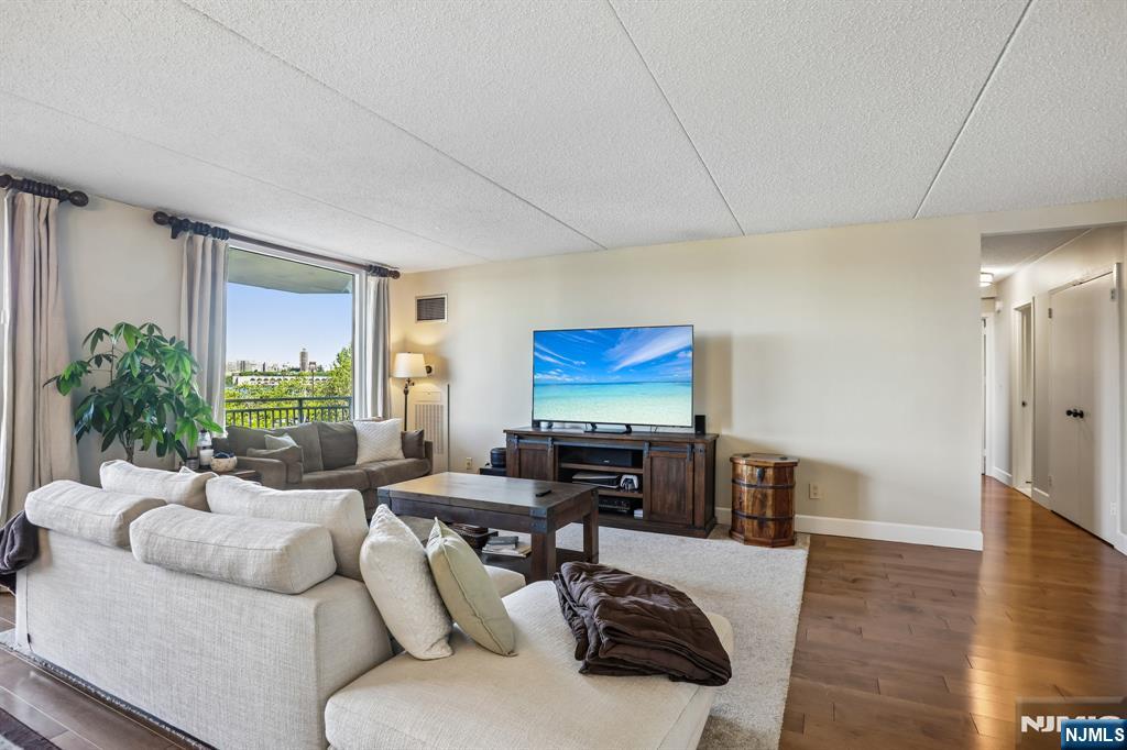 1077 River Road 303