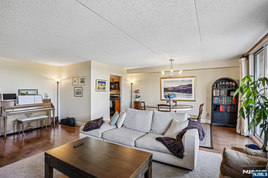 1077 River Road 303