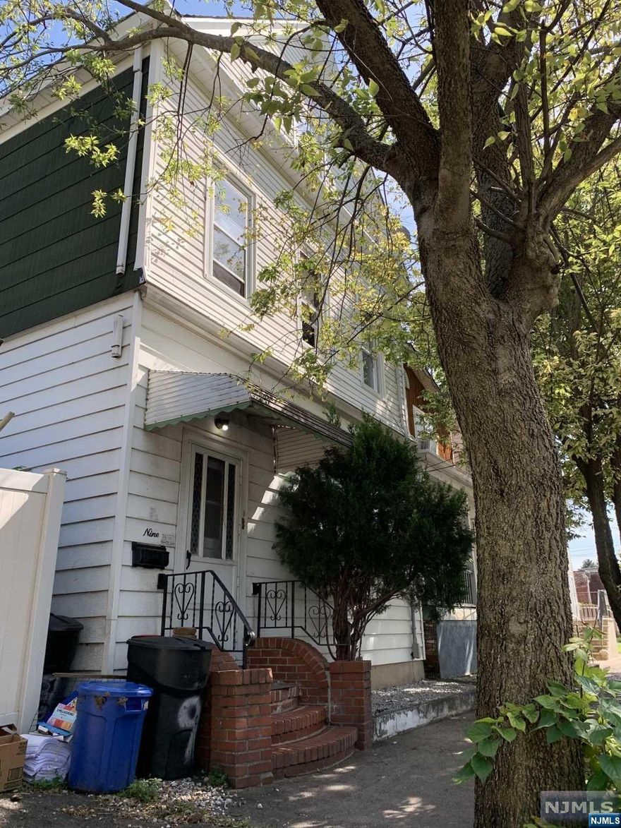 Calling all investors! Close to NYC buses and major highways, great for commuters. Utilities are separate.