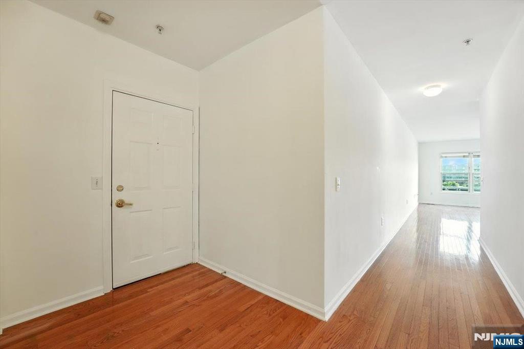 252 The Promenade 9-252