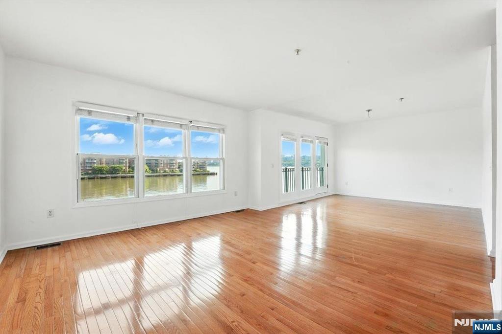 252 The Promenade 9-252