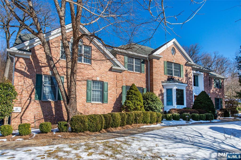 43 Horizon Drive, Wayne, New Jersey - 5 Bedrooms  
6 Bathrooms  
15 Rooms - 