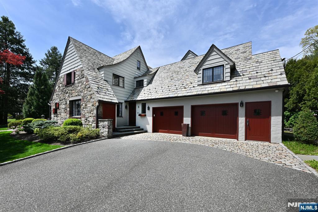 3 Hollis Drive