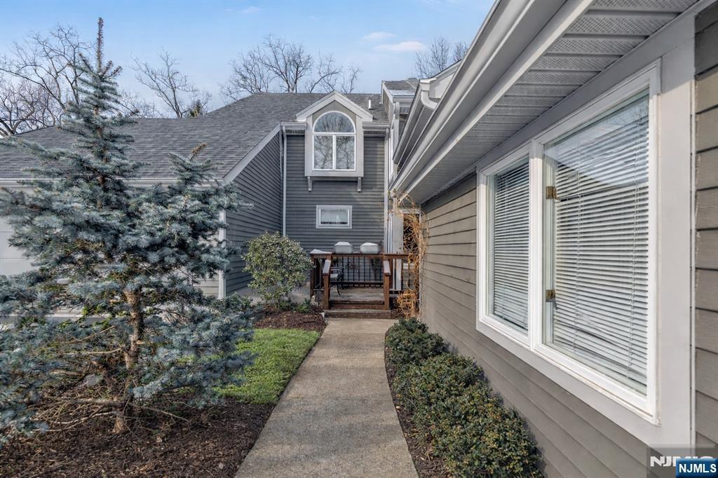 19 Crescent Hollow Court