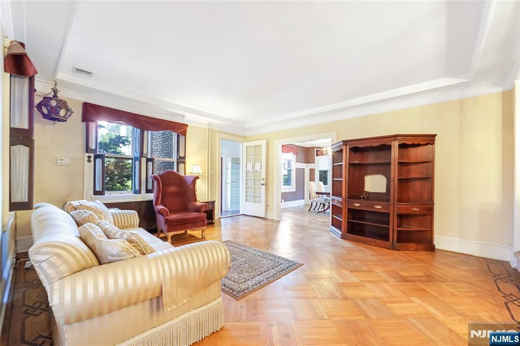 570 Winterburn Grove