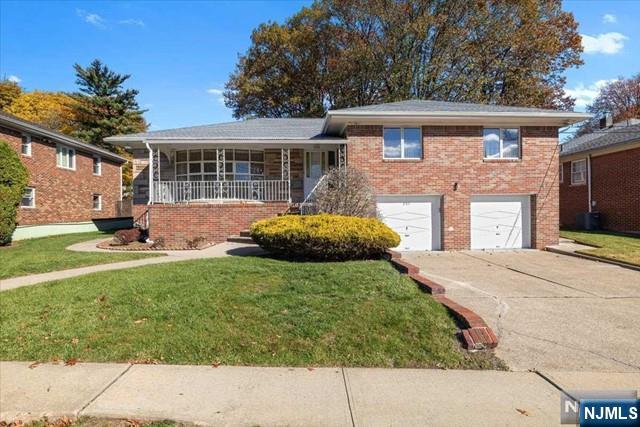 255 Forest Rd, Fort Lee, New Jersey - 4 Bedrooms  
3 Bathrooms  
9 Rooms - 