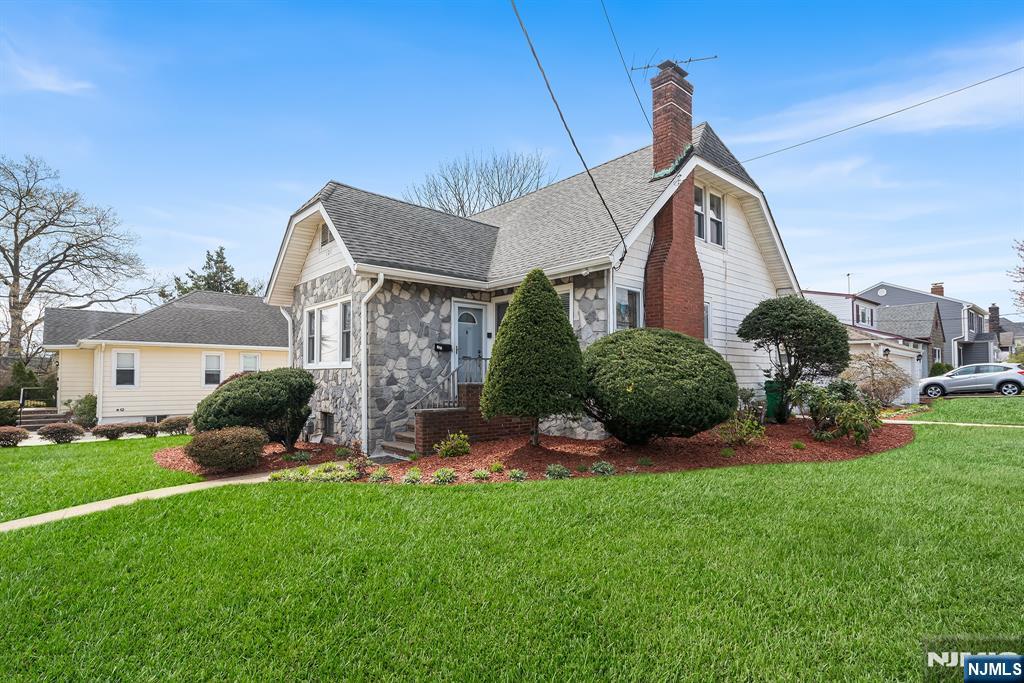 Property for Sale at 121 Summit Avenue, Lyndhurst, New Jersey - Bedrooms: 3 
Bathrooms: 3 
Rooms: 7  - $699,000