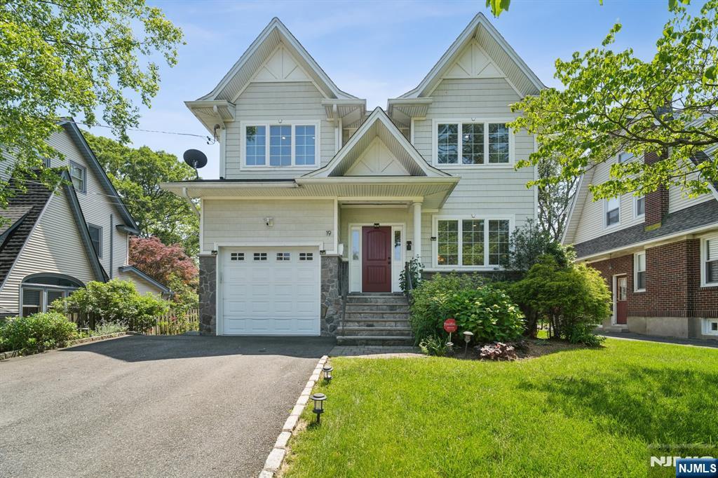 Property for Sale at 19 Grandview Avenue, Glen Rock, New Jersey - Bedrooms: 5 
Bathrooms: 4 
Rooms: 9  - $1,350,000