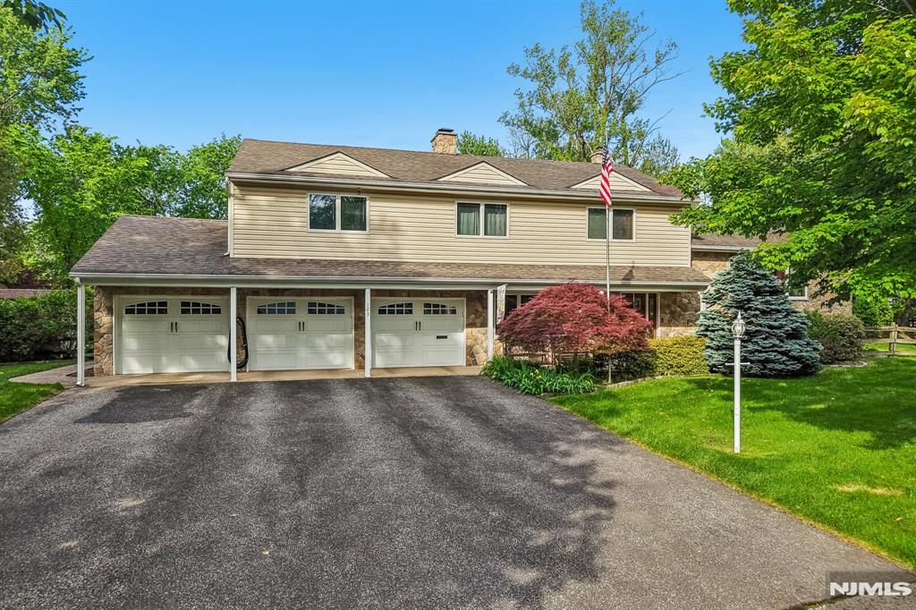 Photo of 123 Midwood Road, Paramus, NJ 07652 (MLS # 26018631)