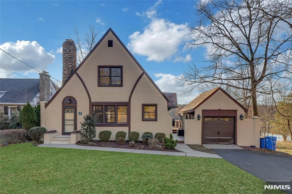 Photo of 10 W Lake Drive, Wayne, NJ 07470 (MLS # 26009060)