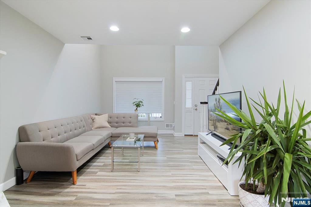 471 N Midland Avenue 10