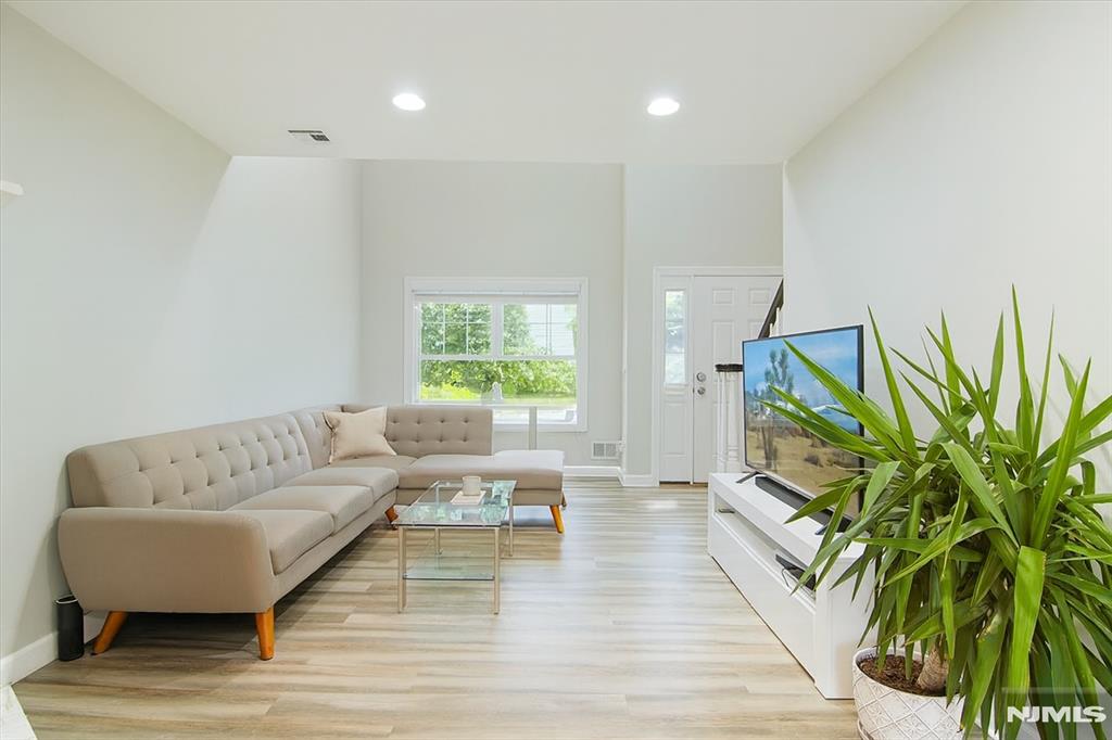 471 N Midland Avenue 10