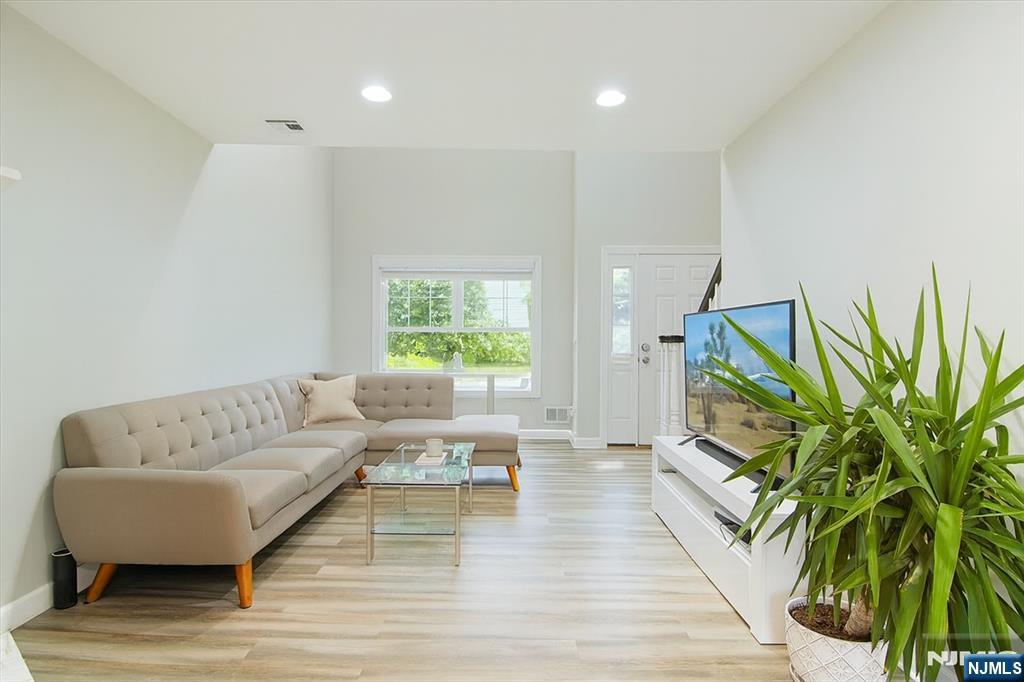 471 N Midland Avenue 10