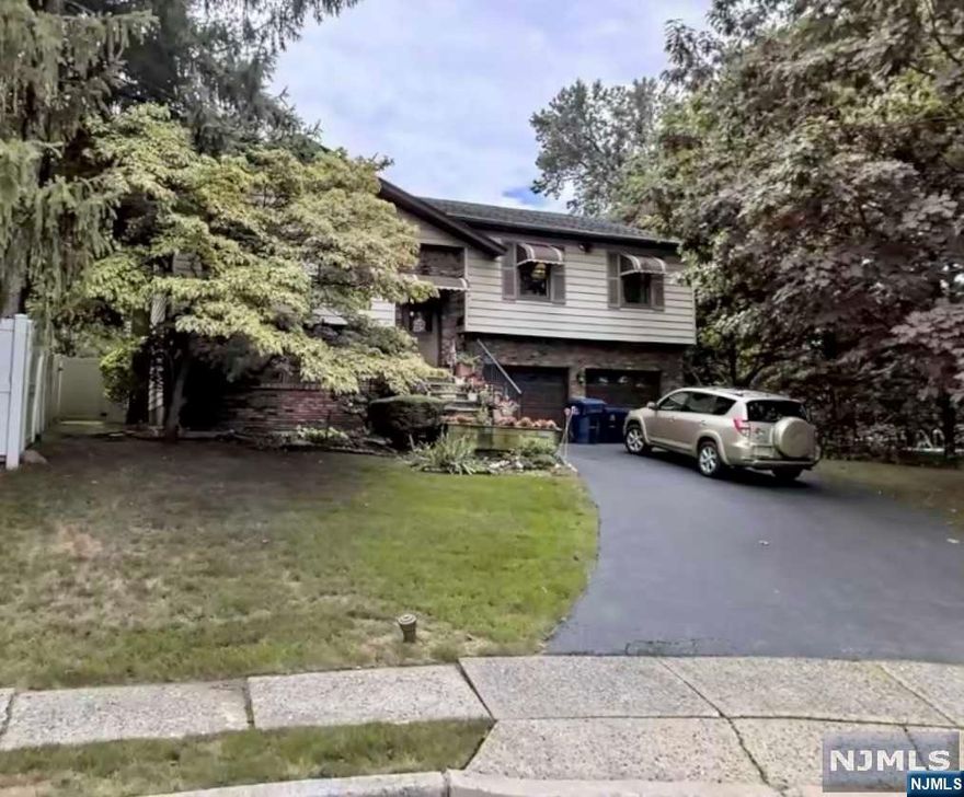 Contractor Special!! Value is in the land! Prime cul-de-sac location in a quiet neighborhood. NO INTERIOR ACCESS. MUST HAVE CONFIRMED APPOINTMENT TO WALK EXTERIOR. Cash Offers preferred. Home being sold STRICTLY AS-IS. Active in-ground oil tank. Buyer responsible for all required certificates. SALE IS SUBJECT TO COURT APPROVAL. HIGHEST/BEST DUE WED 5/29 AT NOON