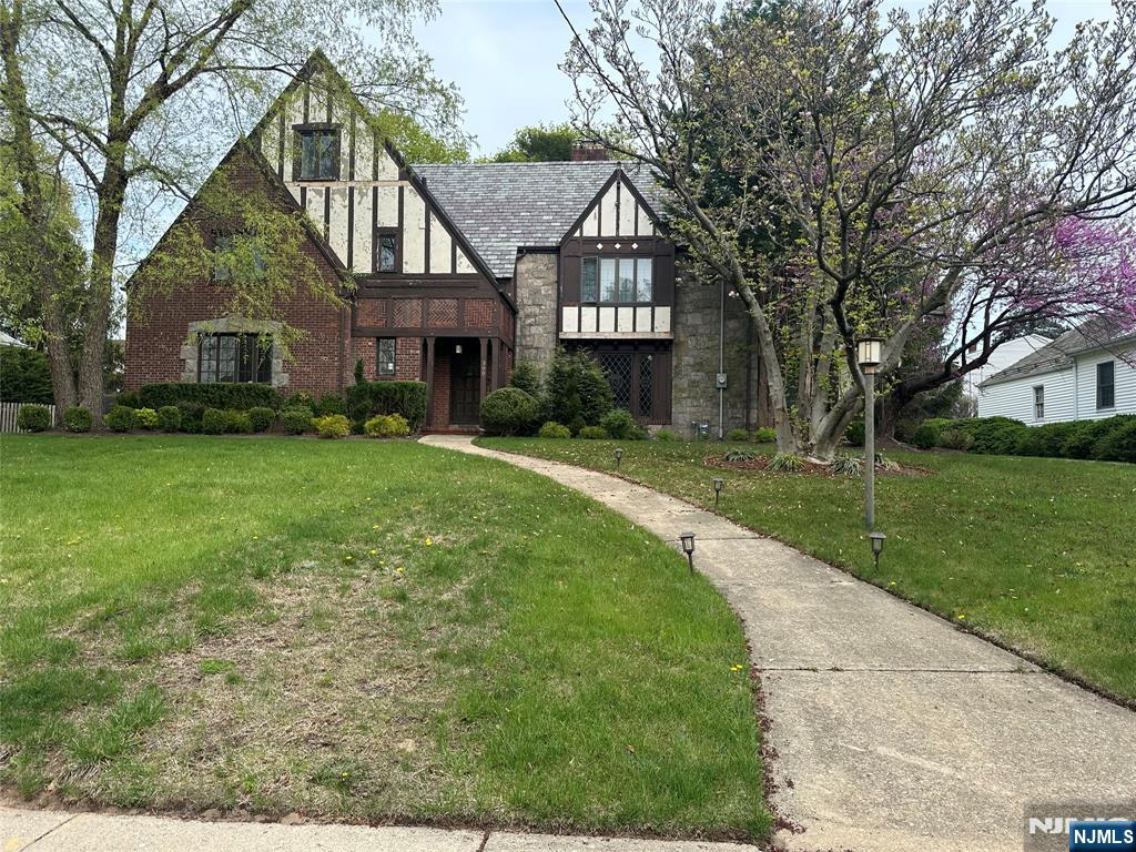 Property for Sale at 380 Maple Hill Drive, Hackensack, New Jersey - Bedrooms: 5 
Bathrooms: 4 
Rooms: 9  - $979,000