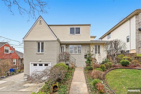 800 De Lalla Terrace Ridgefield NJ 07657