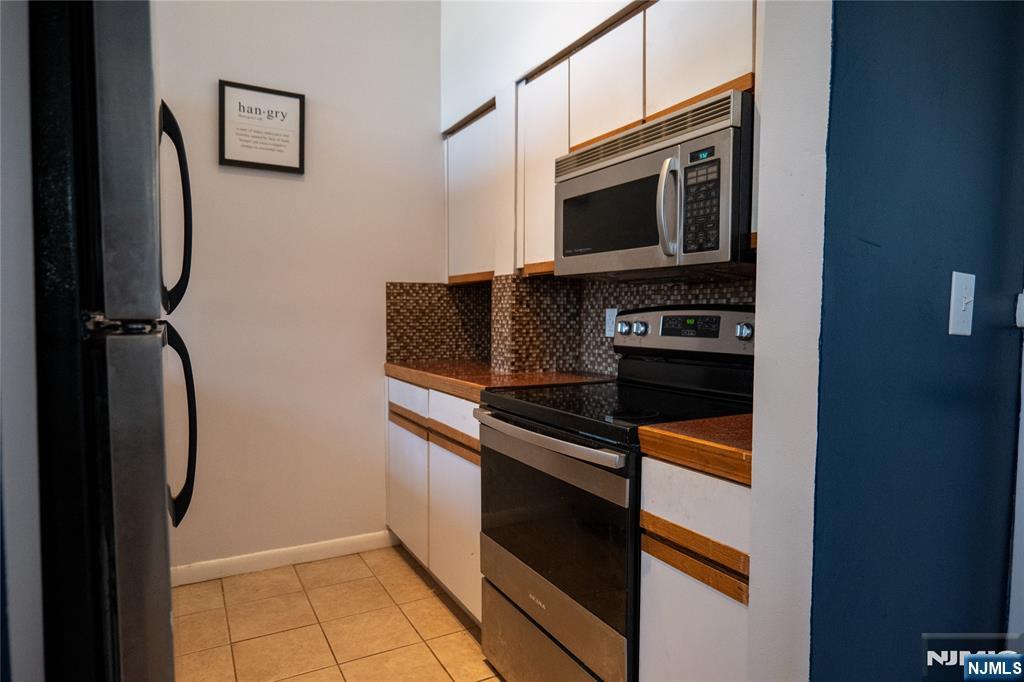 Orange, New Jersey 07050, United States, 2 Bedrooms Bedrooms, ,1 BathroomBathrooms,Residential,Pending,122500